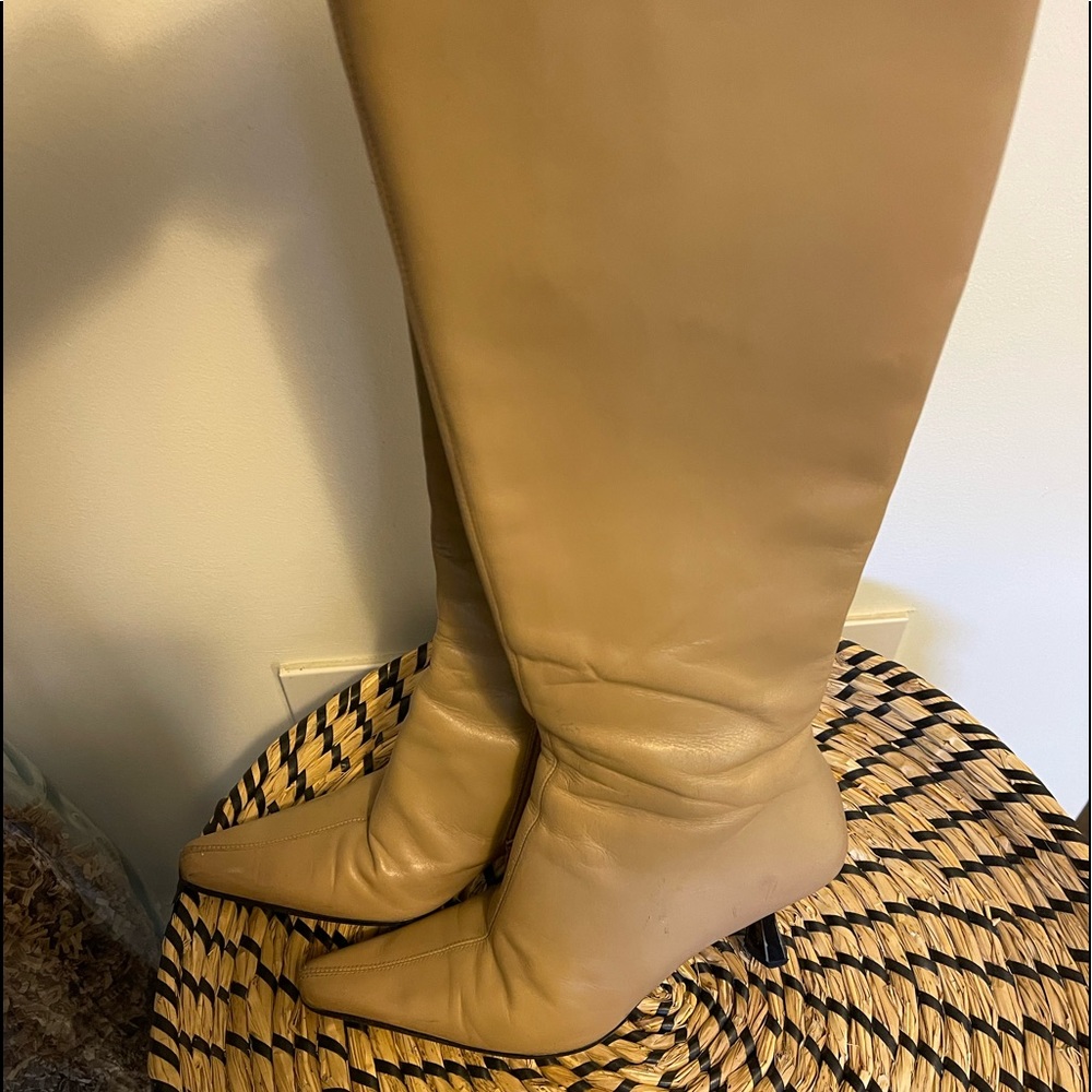 Beautiful Vintage boots in tan color size 5.5